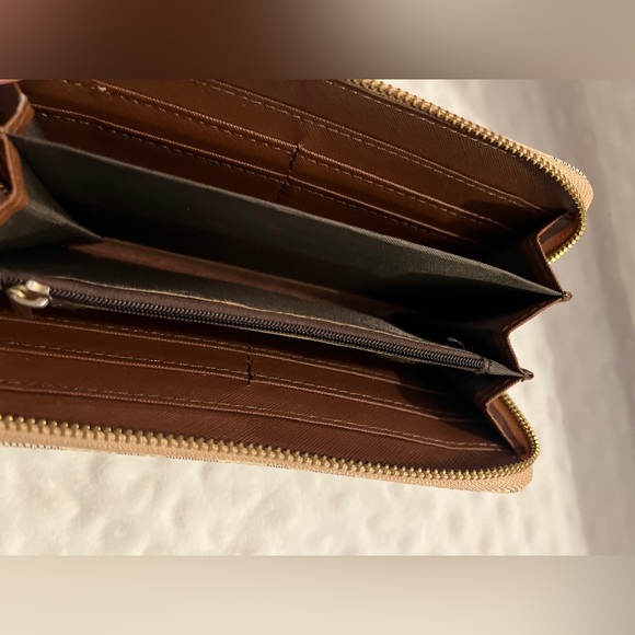 NWOT Geometric Design Wallet - Picture 4 of 4